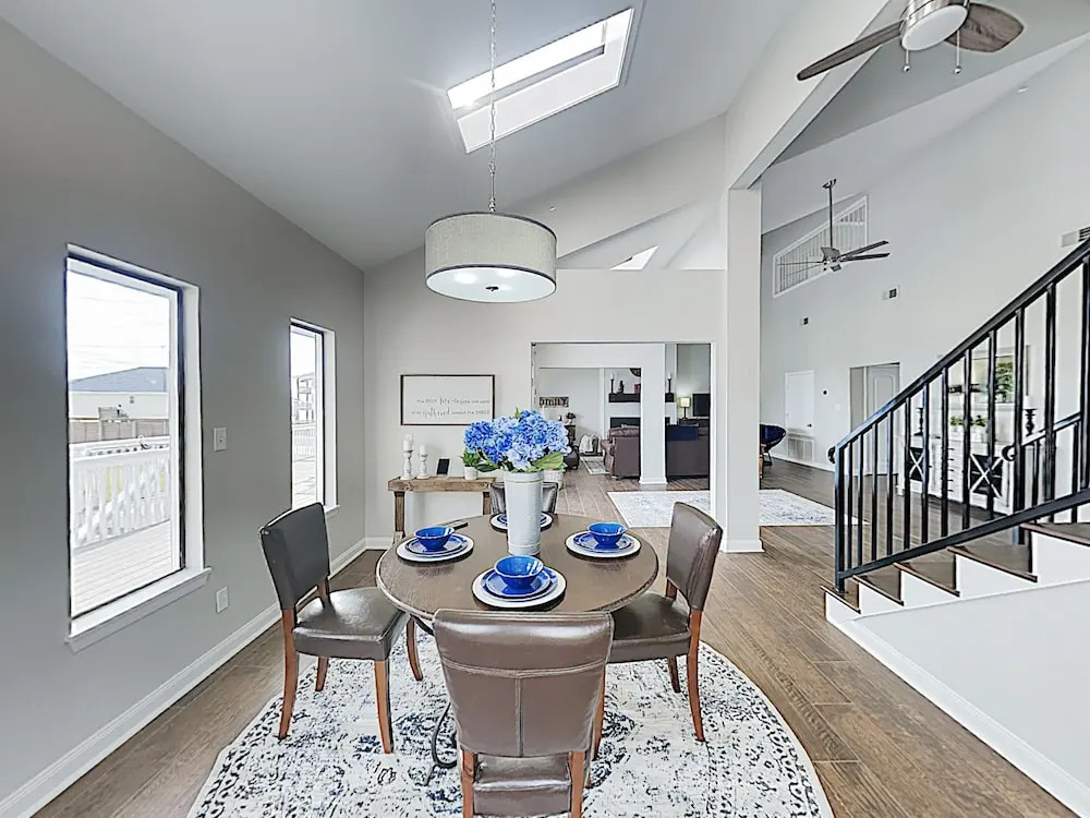 New Listing! Chic Karankawa , 1 Block To Beach 3 Bedroom Home