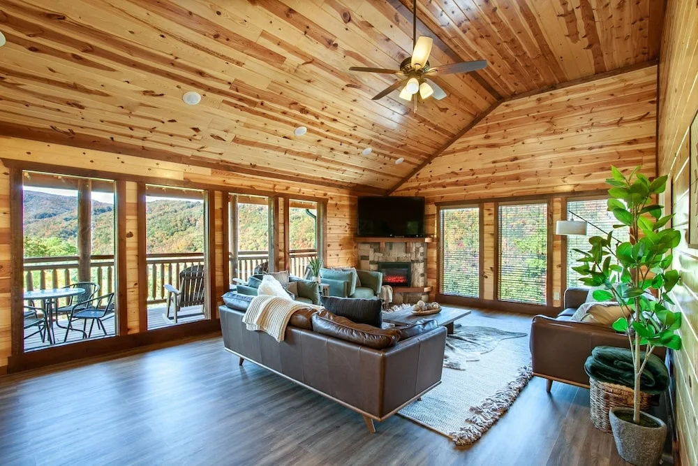 Splash Of Gatlinburg 6 Bedroom Cabin by RedAwning