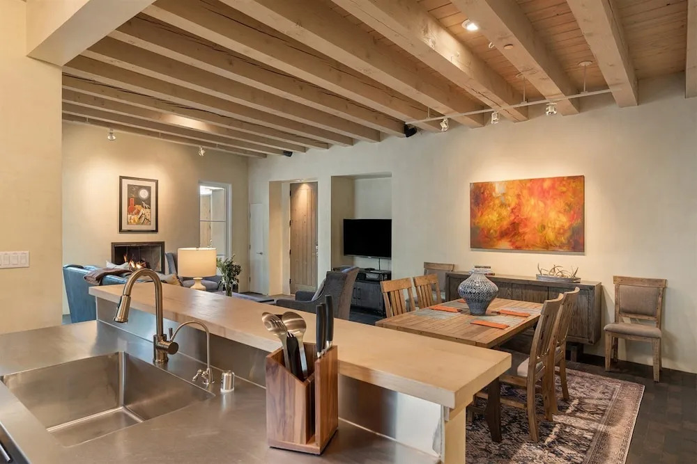 Stone's Throw - Unbeatable Location, Lovely Modern Interior