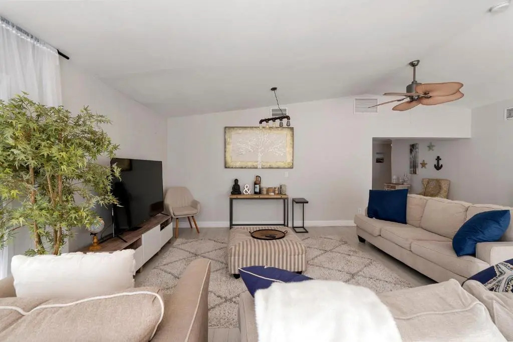 Beautiful home- Private getaway-Heated Pool/Hottub