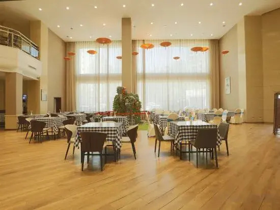 Yining Yili Huacheng Grand Hotel (People's Square)