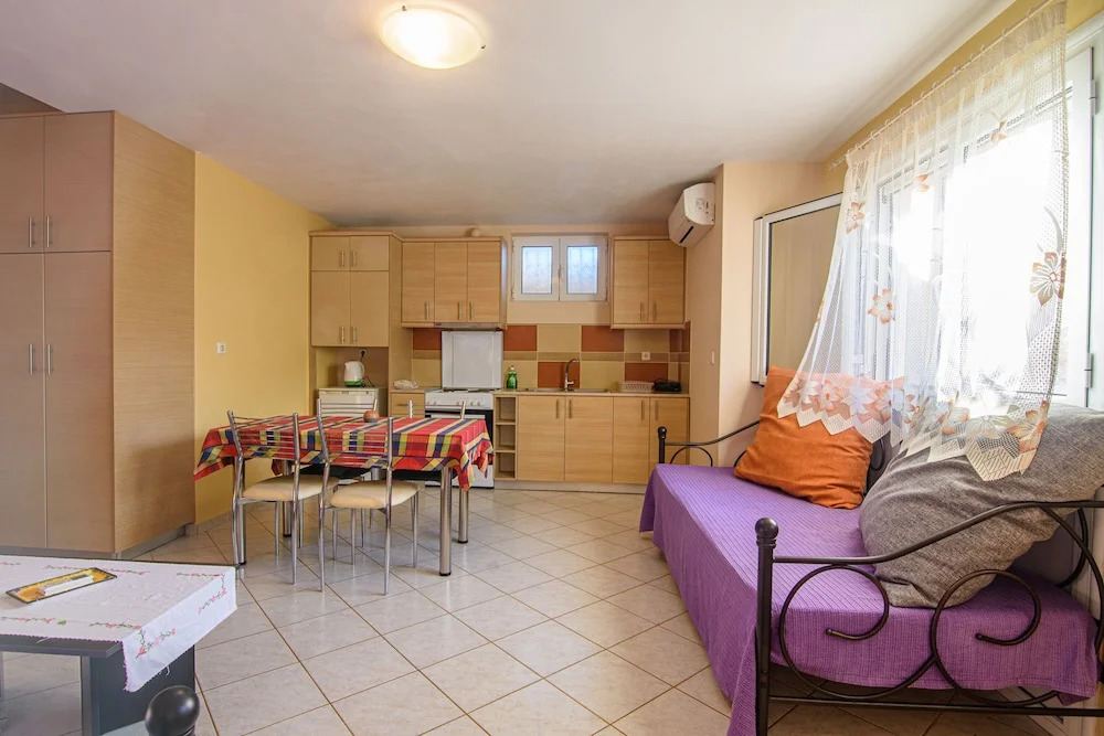 Kyparissia Garden Retreat - Cosy Master Suite
