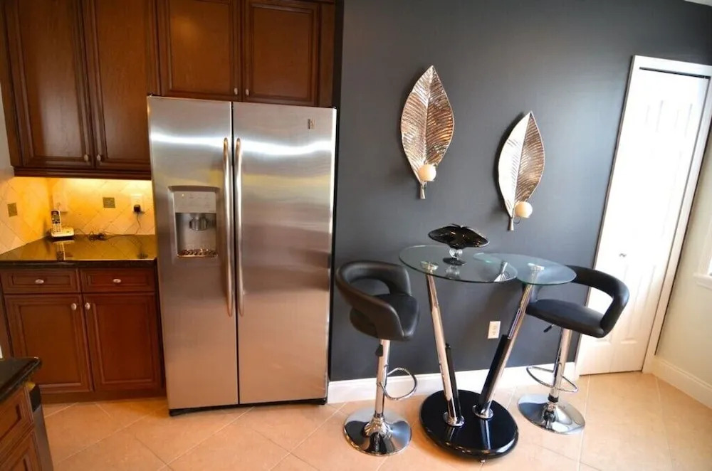 7468ed 3 Bedroom Condo