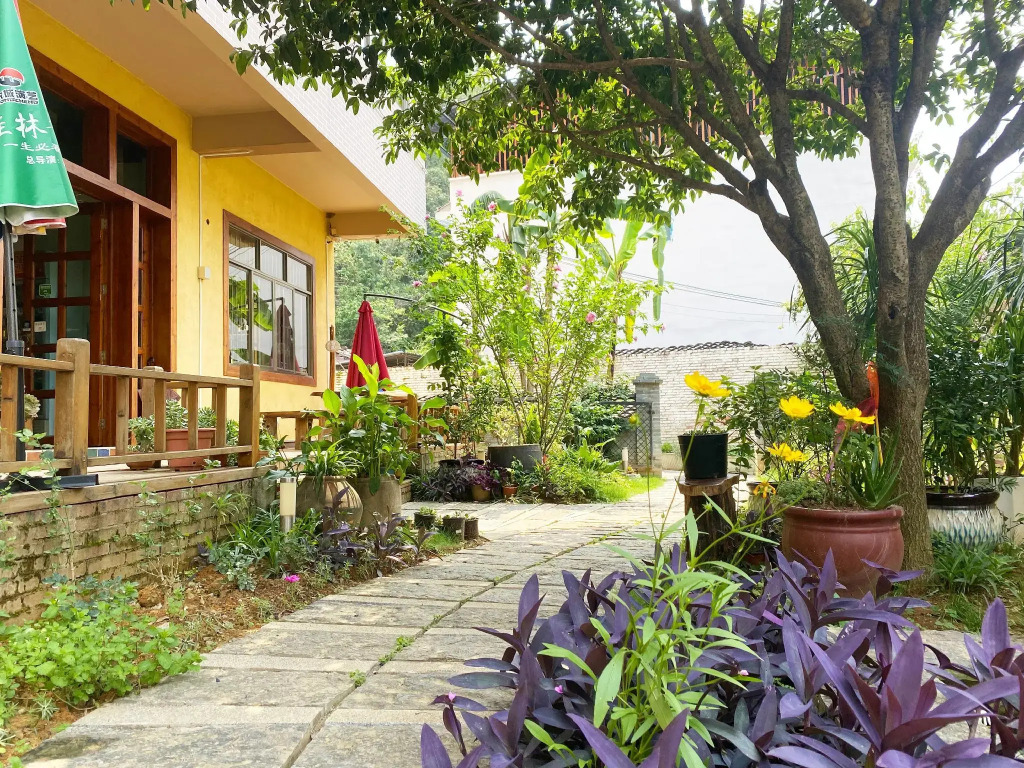 Yangshuo Edens Social Guesthouse - cozy garden courtyard & fresh craft coffee & night beers & outdoor activities