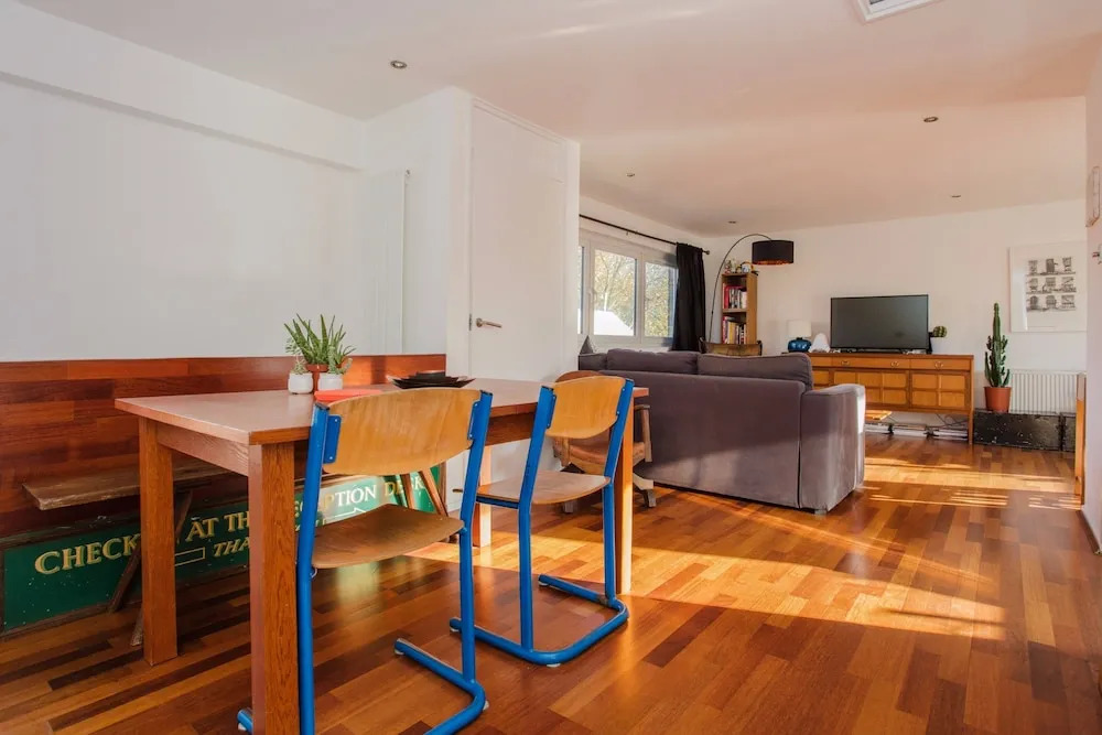2 Bedroom Flat in Whitechapel with Large Balcony
