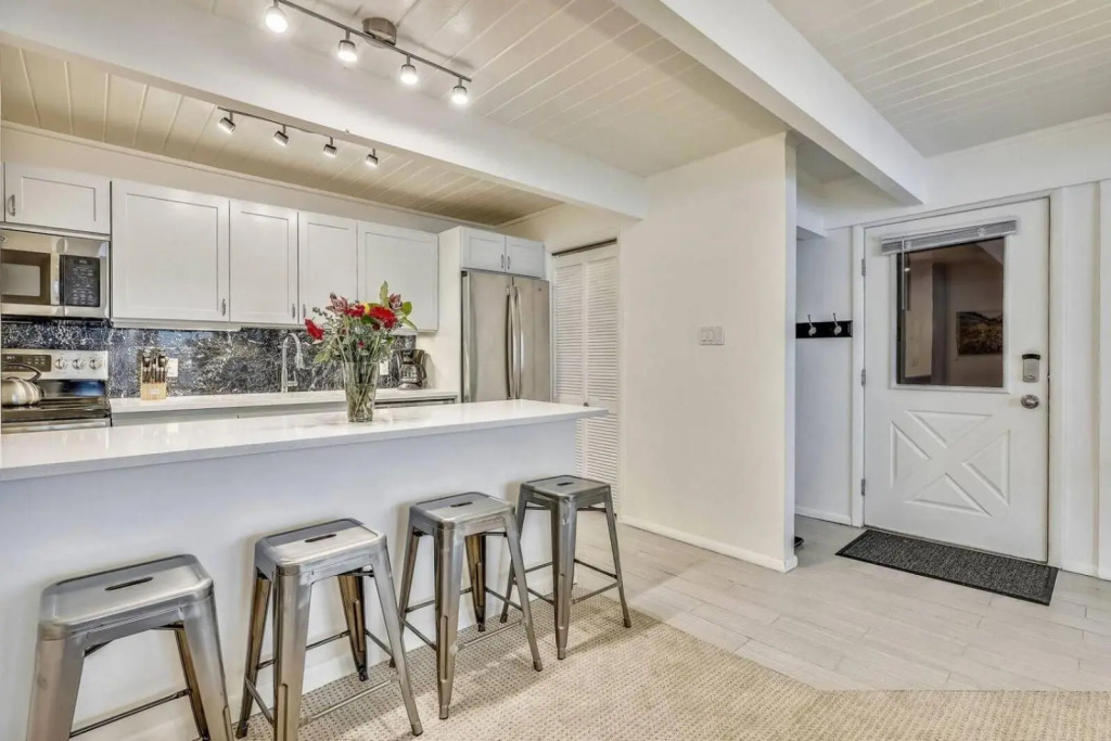 2 Bedroom Condo in Downtown Aspen, Just One Block to Silver Queen Gondola