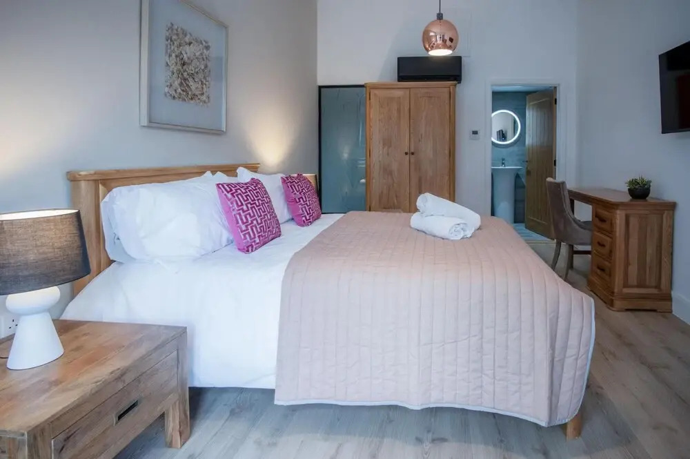 Suite 12 - Sleeping Giant Hotel - PEN Y CAE Inn