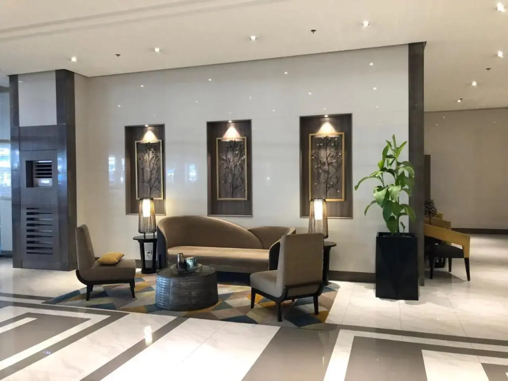 Room Across Naia Terminal 3 by Rqui