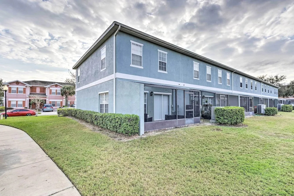 Kissimmee Townhome w/ Pool Access ~ 7 Mi to Disney