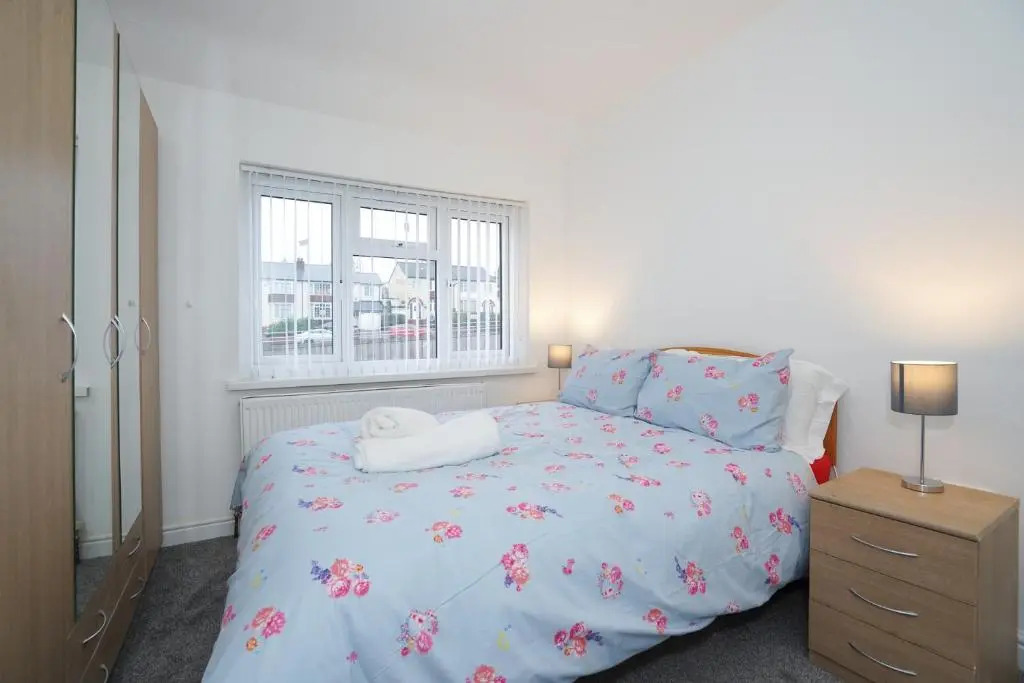 BIRMINGHAM HAGLEY WEST HOUSE, 5 bedrooms with 7 BEDS, 3x doubles beds, 4x singles beds,2 toilets,2 bathrooms,2 toilets, sleeps 7-10 people great motorway links M5 M6 M42 A38 A34