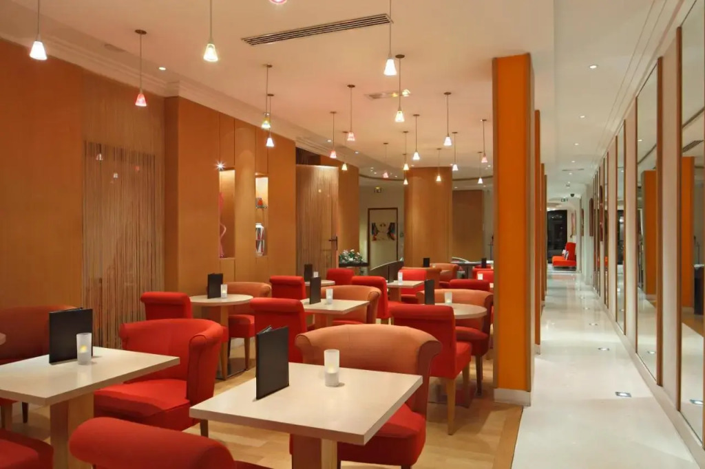 Westside Arc de Triomphe Hotel