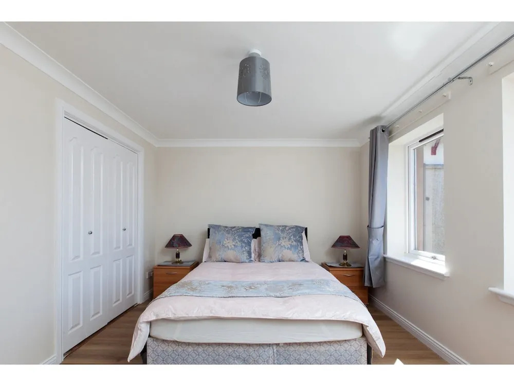 Lovely Upgraded Modern Flat in North Edinburgh