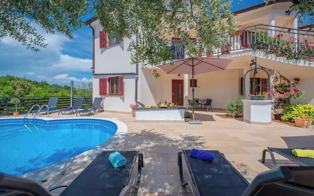 Tranquil Retreat With Pool in Drenje