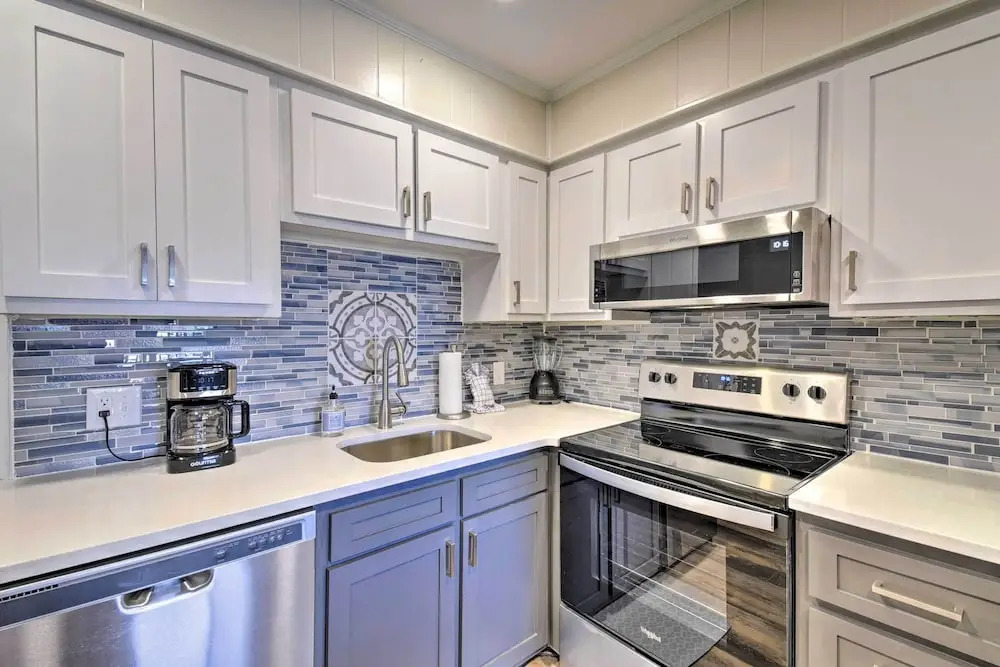 Charming Condo w/ Pool Access - Walk to Beach