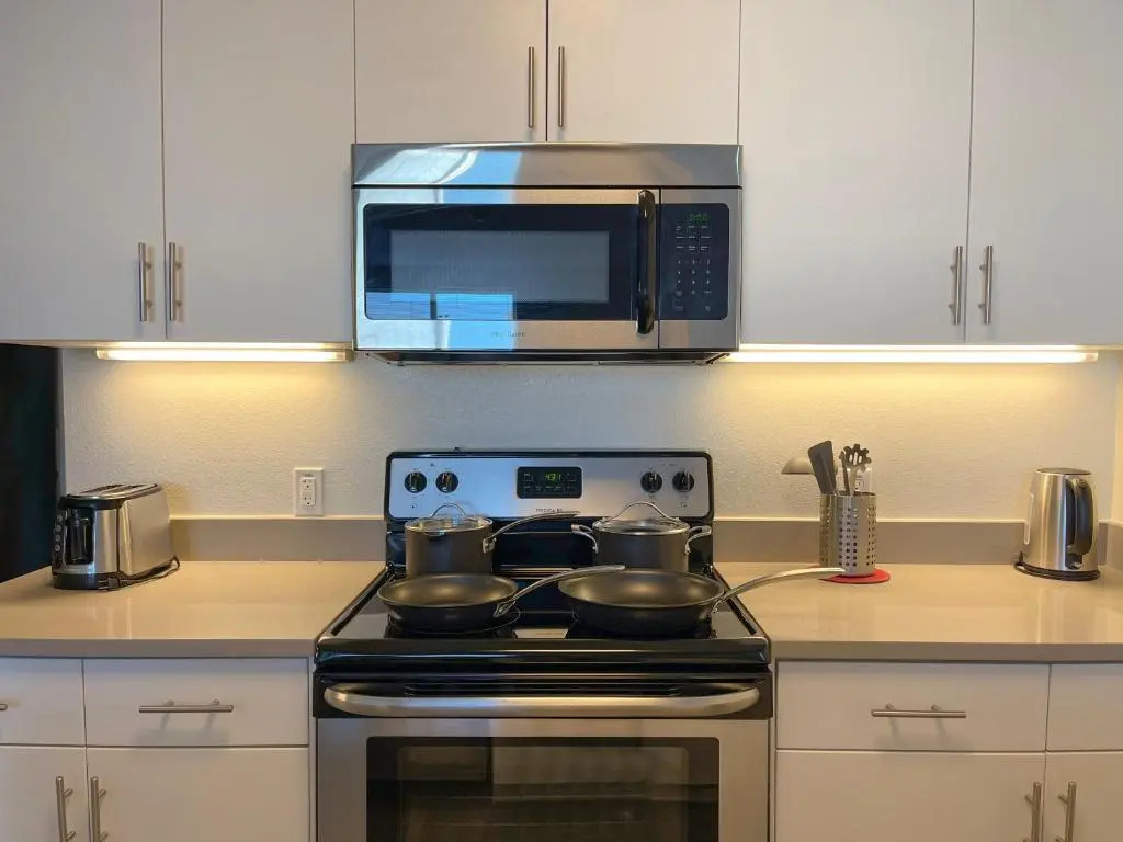 Spacious Entire Apt w Parking in Arts District DTLA B5