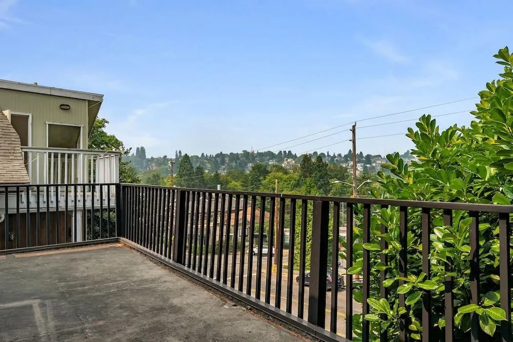 Seattle Vacation Home: The Hawks' Nest