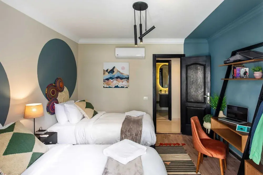 Xuru Stays I Waterfront Designer 2BR - 5 min to Airport