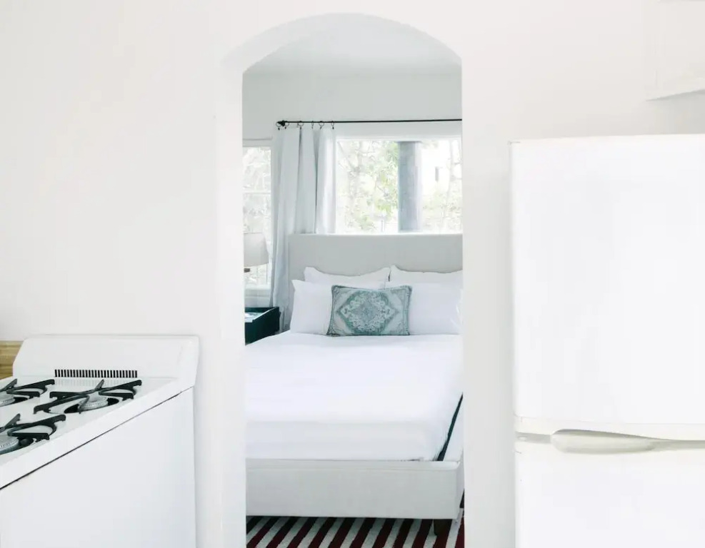 Frida by AvantStay | Sleeps 16! Prvt Estate w/ Tennis Ct & Mins to Beach!