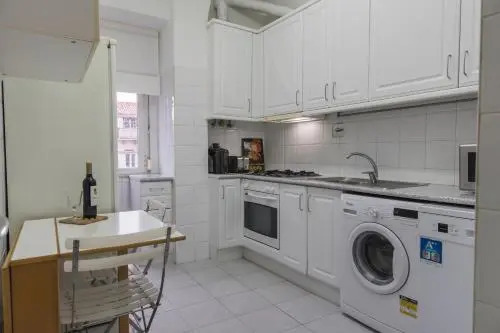 Charming Chiado 2Bedr W/Balcony And View