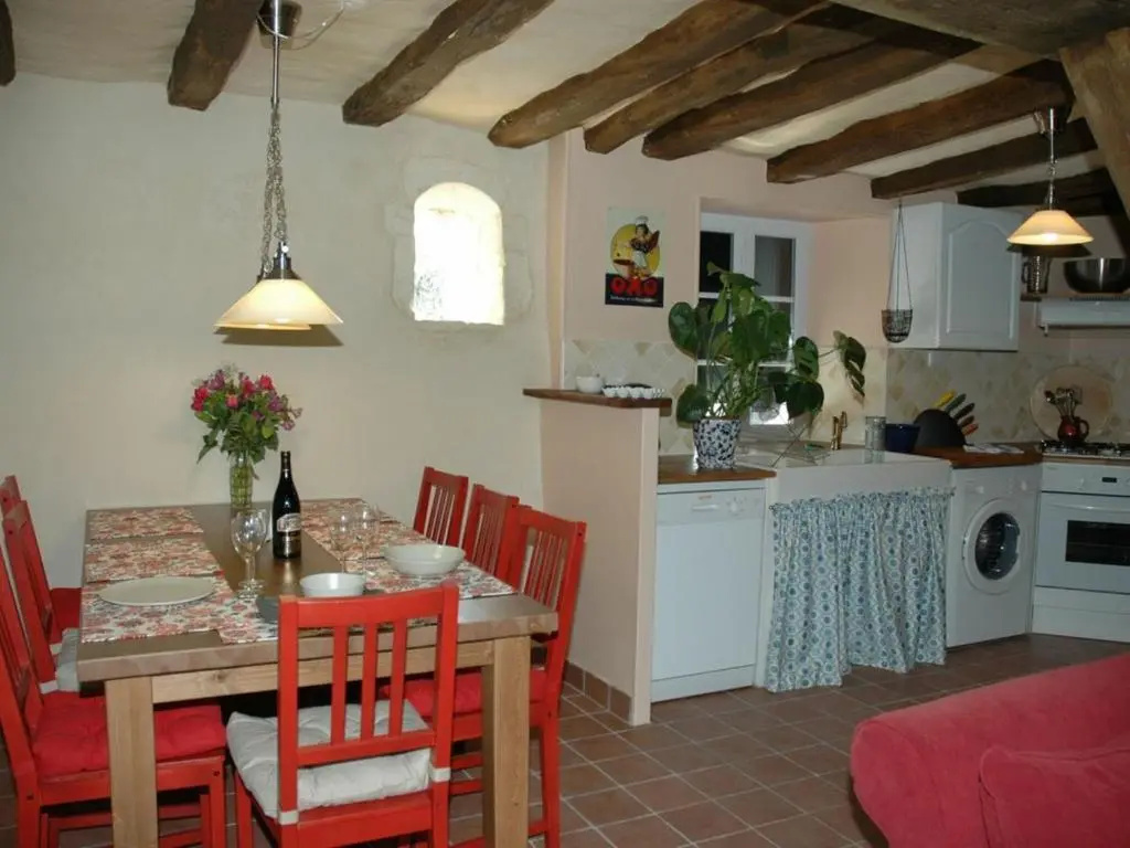 Gîte authentique à Brizay avec jardin privé et piscine - FR-1-381-238