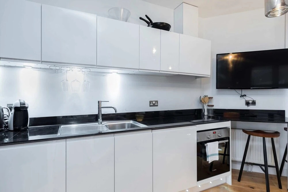Modern & Designed 2 bed Penthouse Apt Sleeps Five