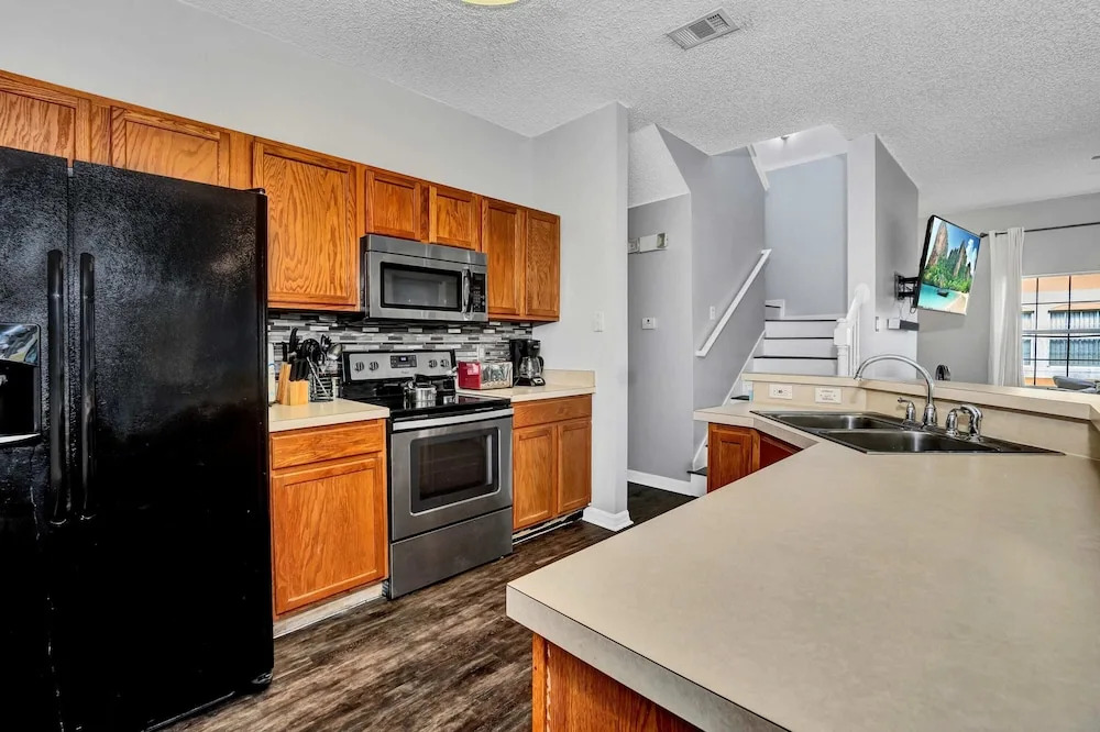 Fresh Decor With Hardwood Floors Huge Private Pool Area CDC Standards 4tv121