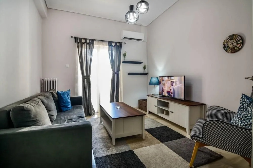 "Daydreamers Flat", staircase to Neos Kosmos