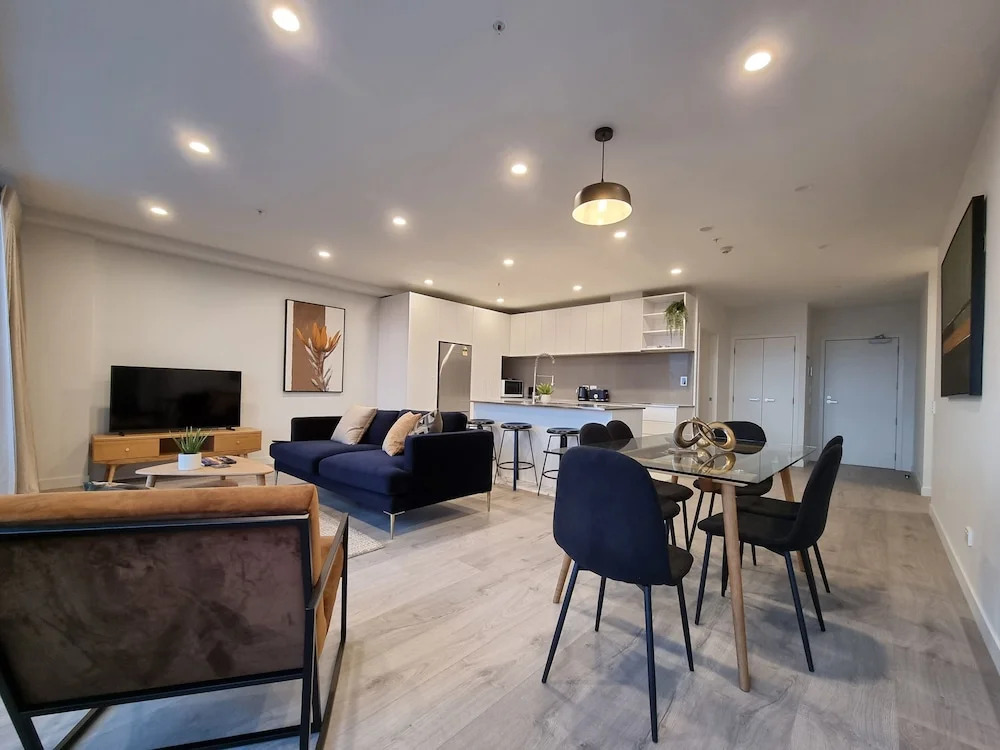 Luxe Apt w Harbour-Sunset Views -Parking