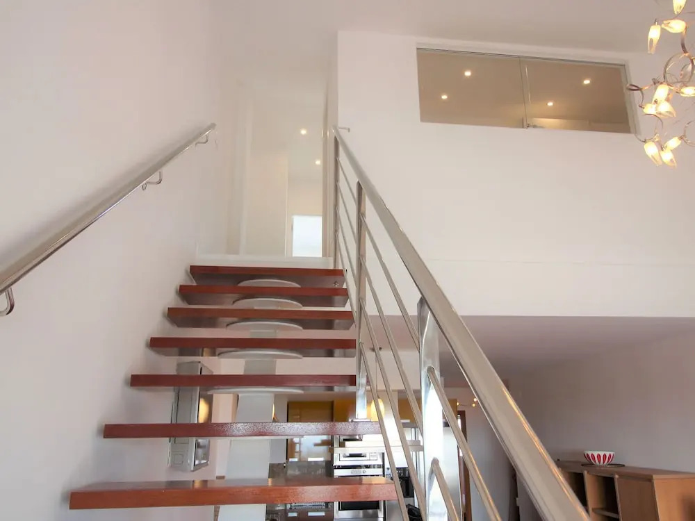 Modern Furnished Apartment Near Shops and Restaurants