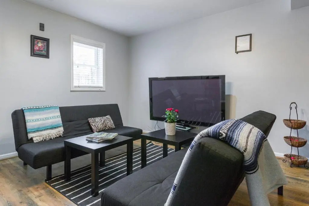 Old Town-Gold Coast Huge 5 br Home/ Free Parking/ Breakfast/ Pets OK/ Back Yard/ Walk Everywhere