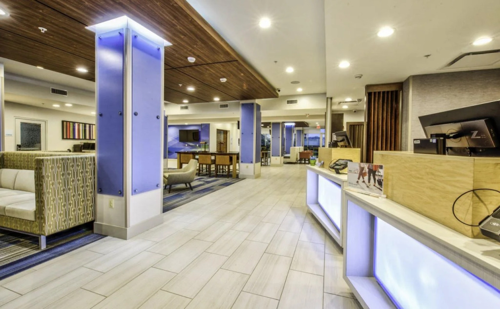 Holiday Inn Express & Suites Dallas NW - Farmers Branch by IHG