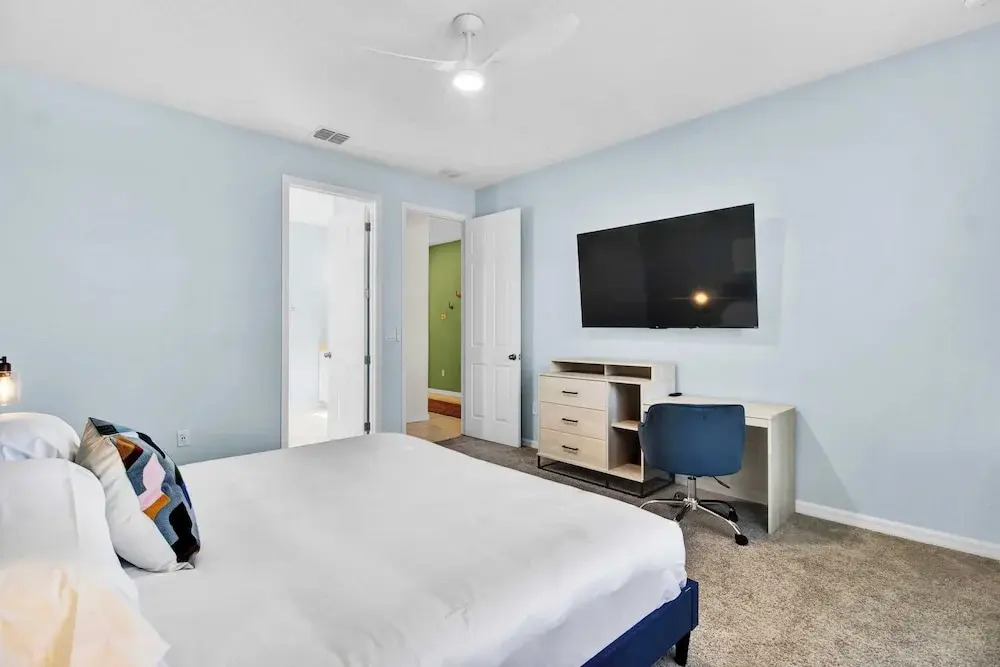 Sleeps 20! 9bdr, Star Wars-themed Game Room, Pool, Hot Tub Nassau by Avantstay