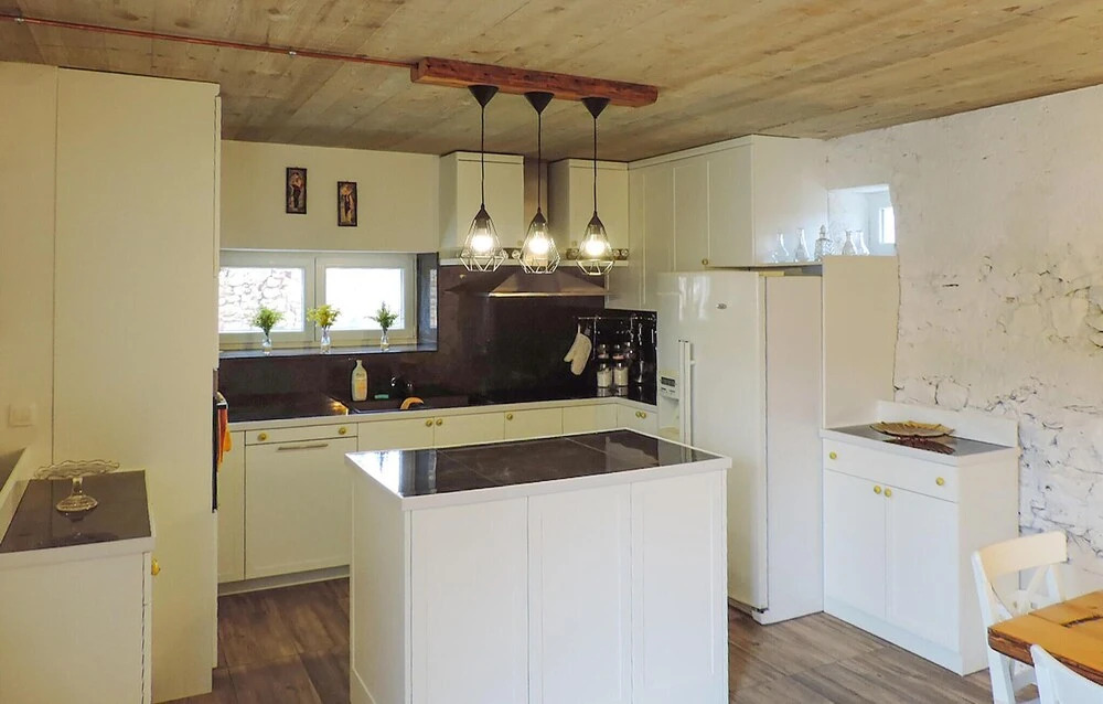 6 Bedroom Pet Friendly Home In Labin