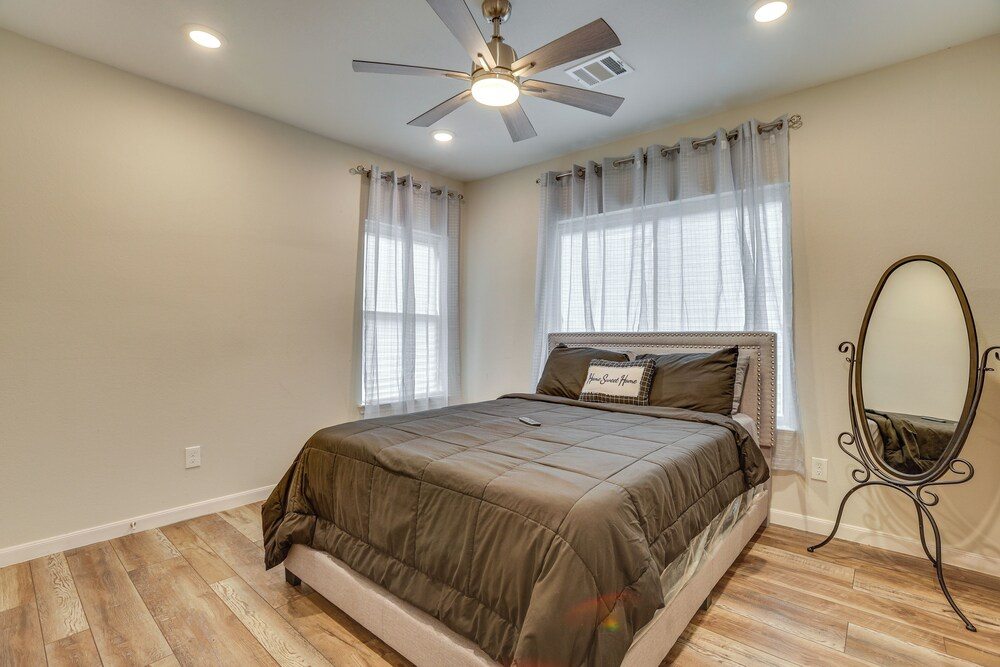 Houston Upgrade! Spacious + Modern Unit Near UH