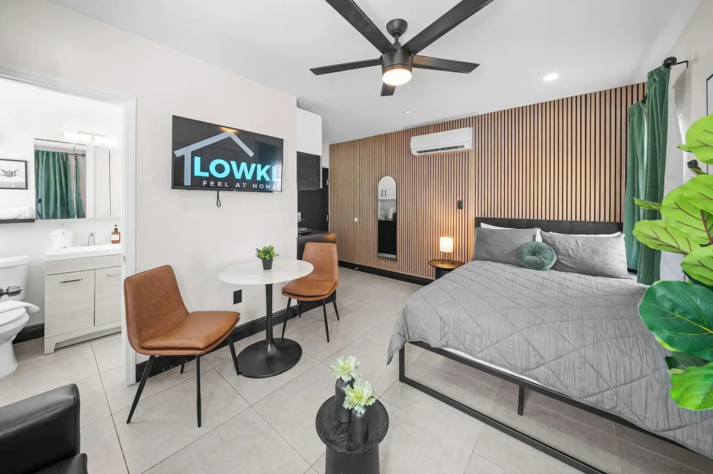 Baybreeze Apartments by Lowkl