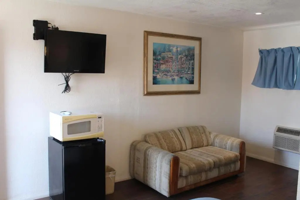 Pet-friendly Oceanside Gem w/ Patio, Walk to Beach