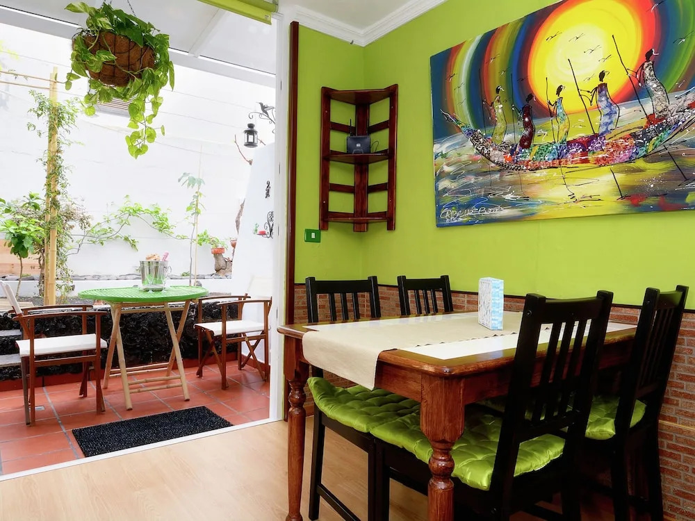 Spacious & Attractive Studio with Communal Pool near Beach