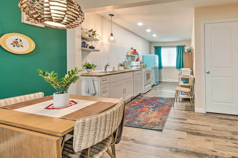 Stylish Vacation Rental - Walk to ISU