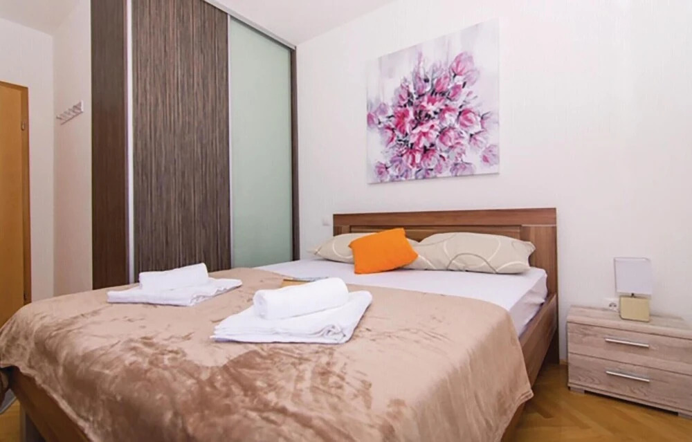 Nice Apartment in Okrug Gornji With 1 Bedrooms and Wifi