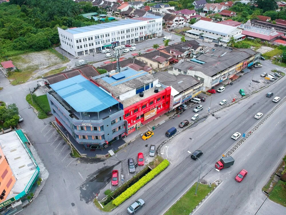 OYO 772 Lux Hotel