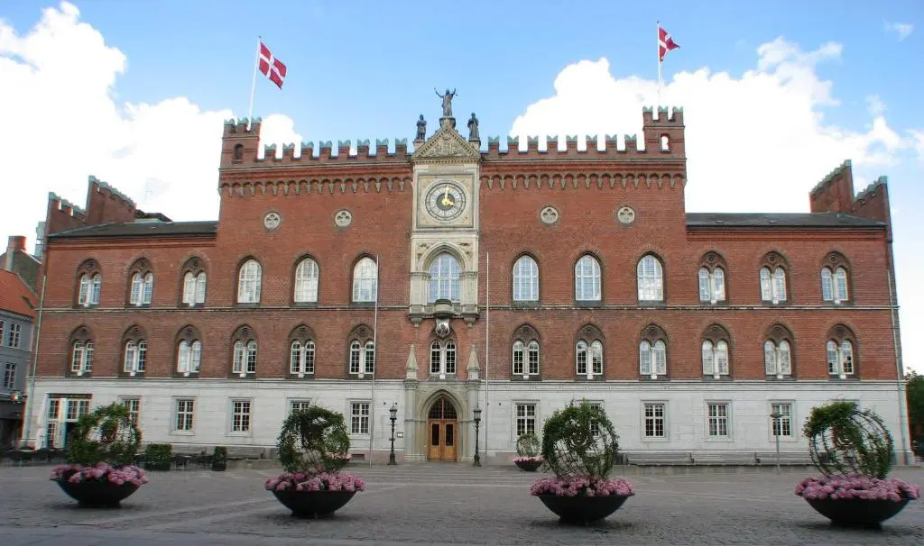 City House with Terrace, Garden and Free Parking