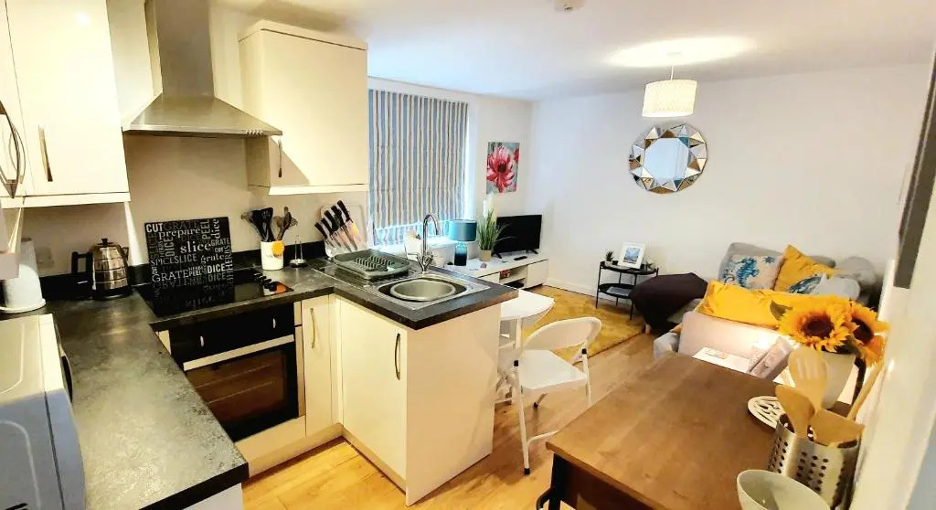 Stunning apartment with 2 bedrooms, 2 en-suites, private parking