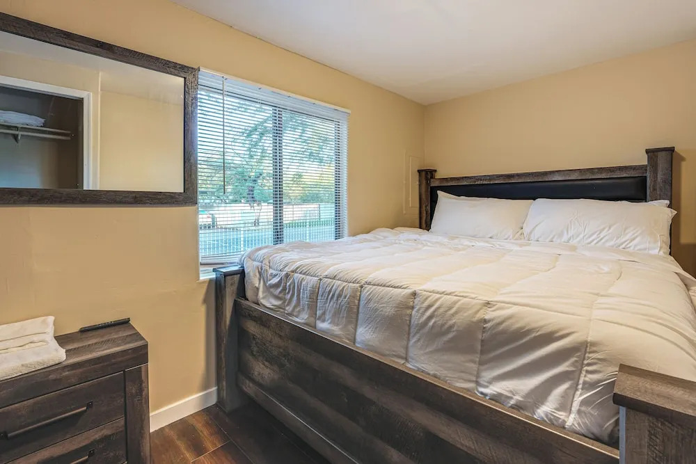 1 Mi to Dtwn, Chase Field! Getaway Near Light Rail