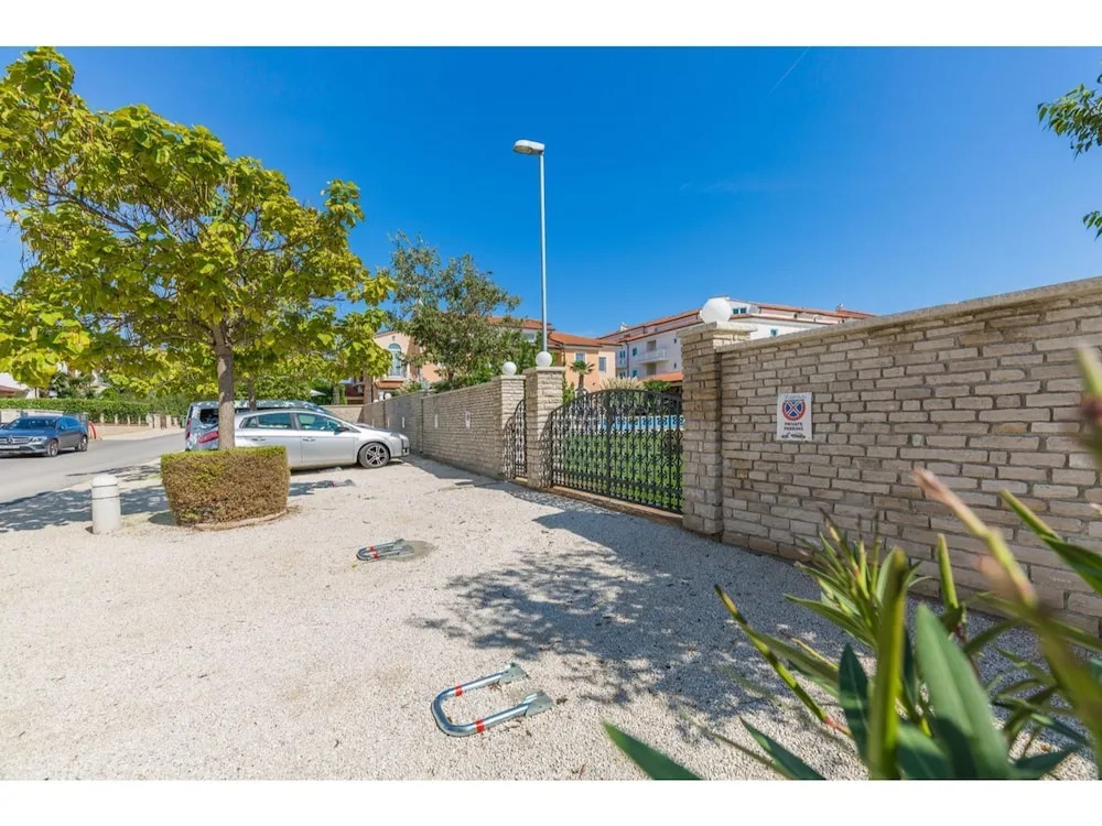 Apartment With Terrace And Pool In Medulin For 4 People Near The Sea