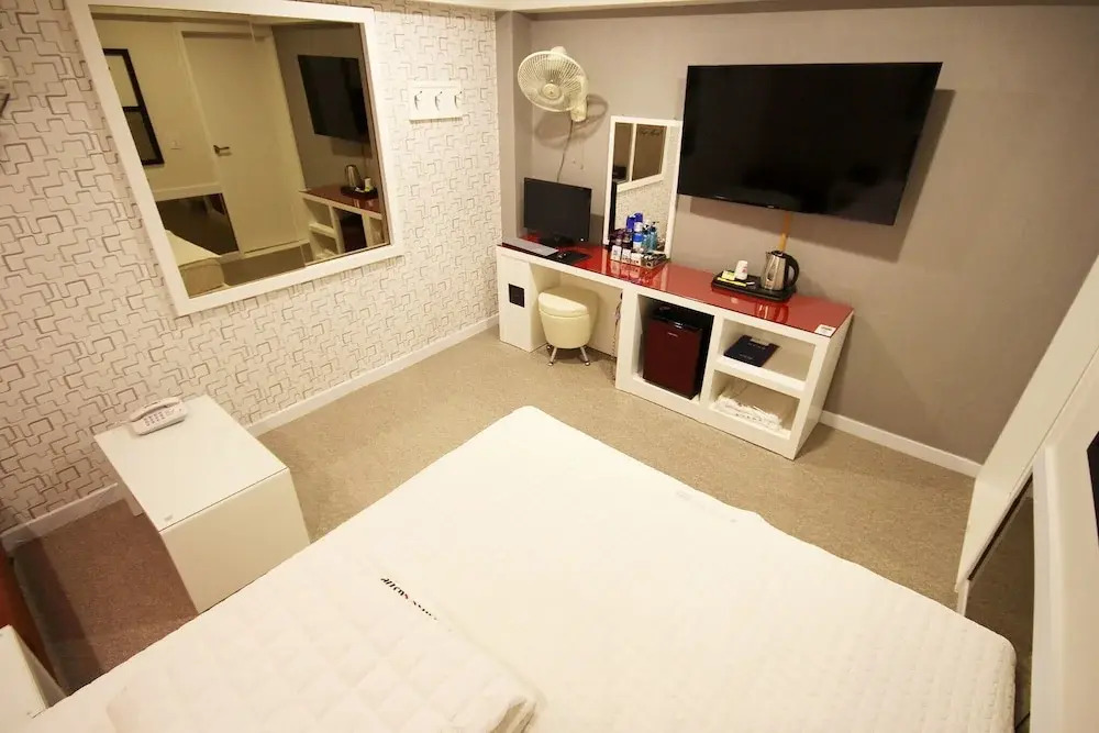Sinjeong White Castle
