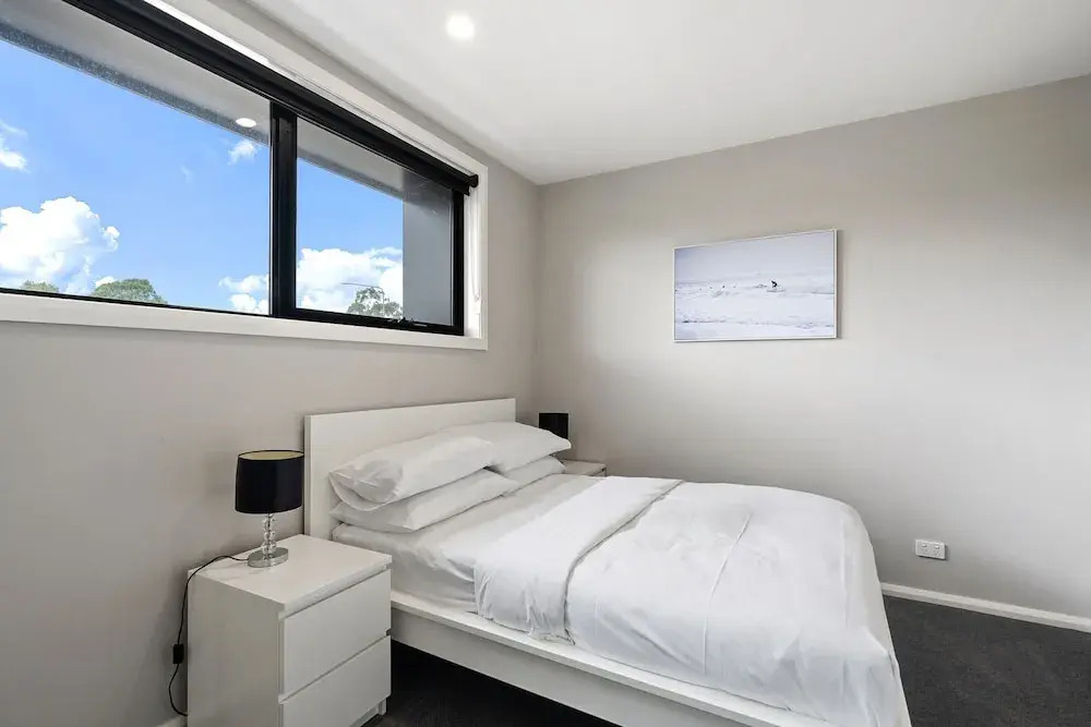Modern 3-bedroom Townhouse in Quiet Greenway