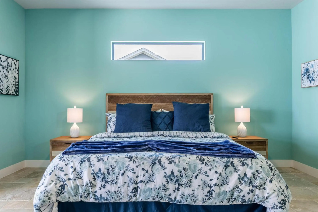 Custom Heated Pool, Kayaks, Bikes, & Spectacular Views - Villa Lakeside Oasis - Roelens Vacations