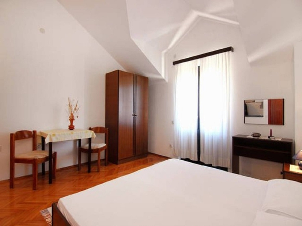 Studio apartment Mat - in a cosy stone house: SA3 Bol, Island Brac