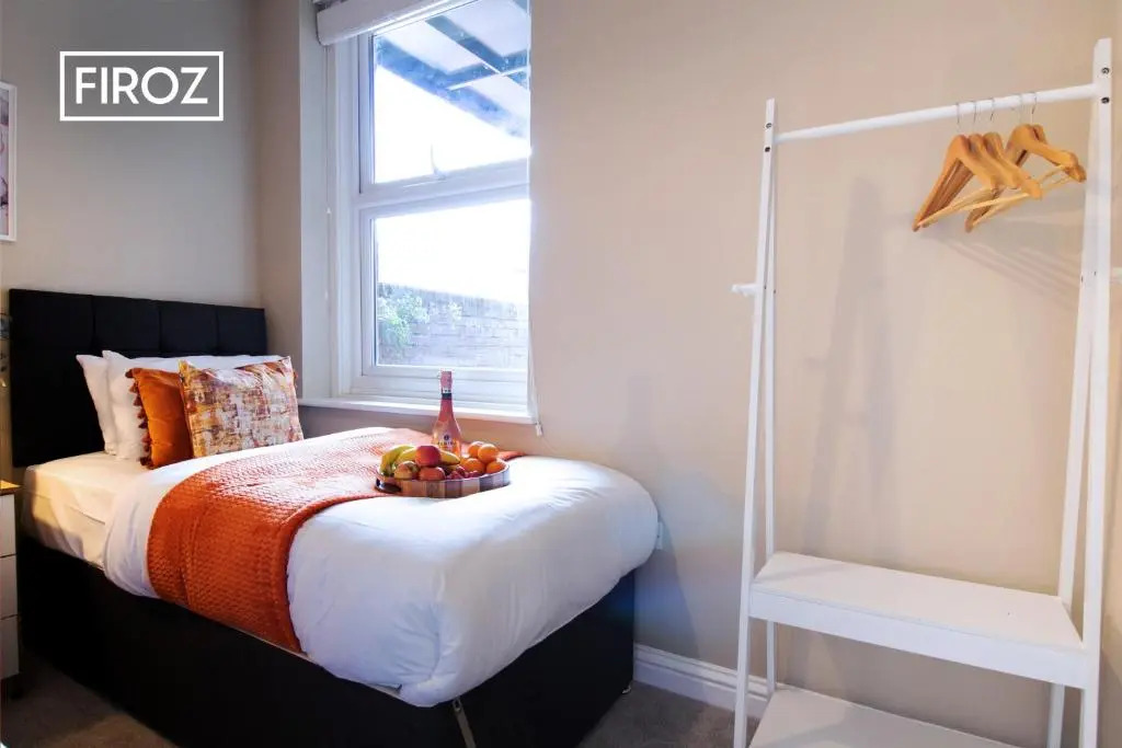2 Bedroom 1 Bathroom Town Center Apartment With Free Parking By Firoz Property Management