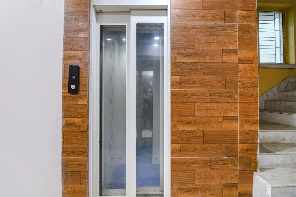 Fabhotel White House I